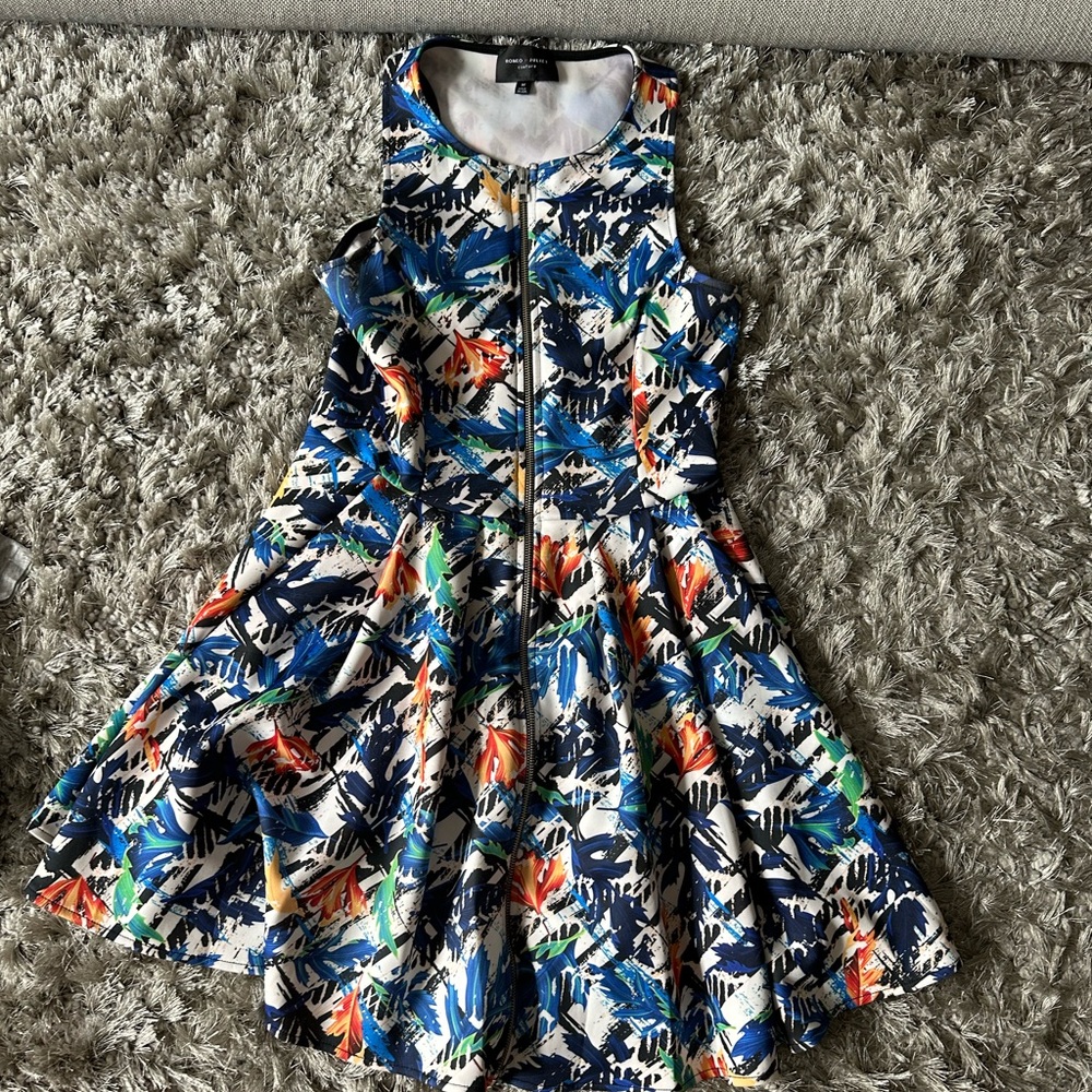 Floral/platter print skater dress with exposed zipper. Great material!